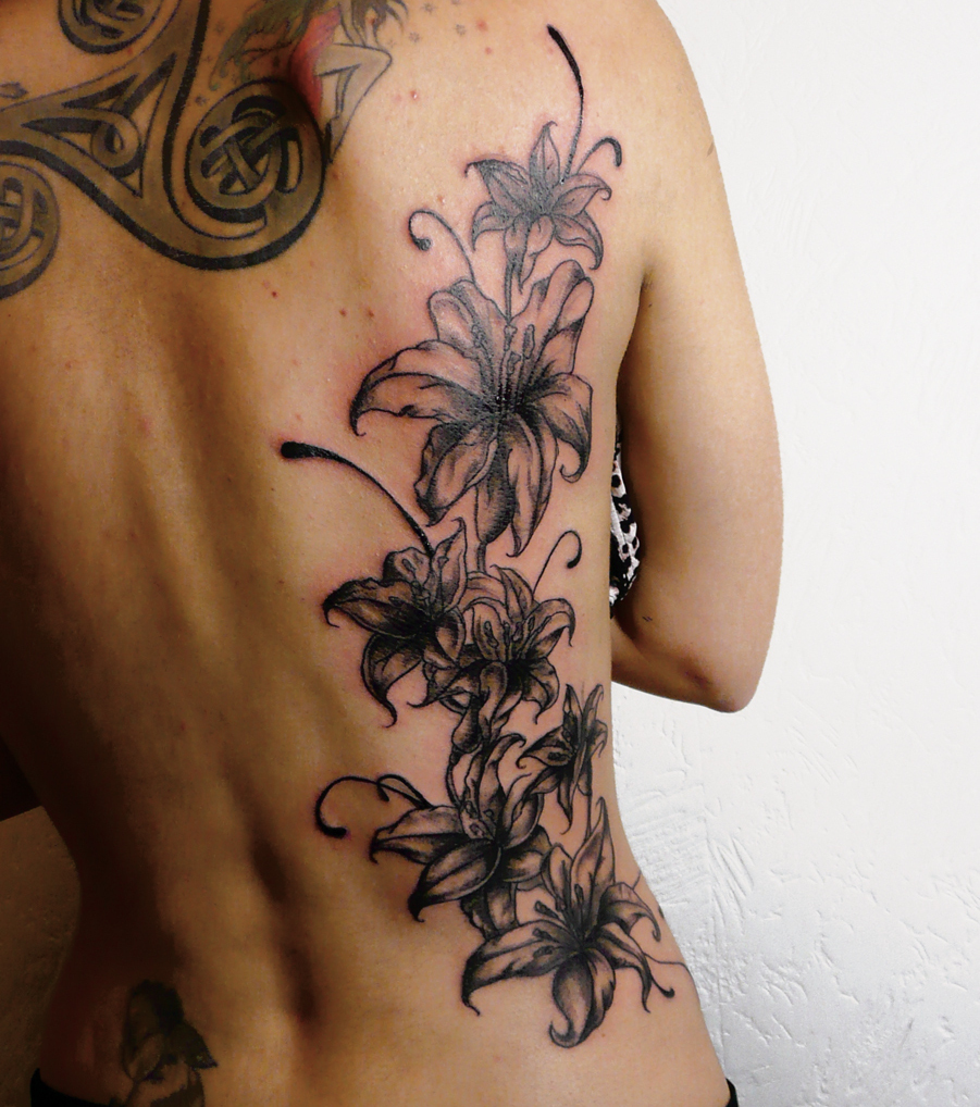 Lilien-Tattoo: 20 blumige Tattoo-Ideen zur Inspiration