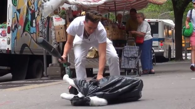 Schockierende Reaktion seitens Passanten bei Tiermisshandlung.