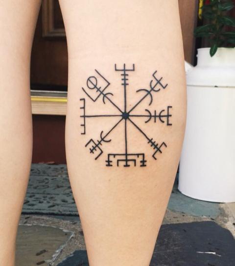Dreieck bedeutung schwarzes tattoo DE:Wanderweg
