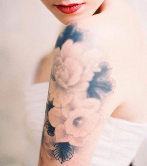 Blumen schmetterling oberarm tattoo Marsha Ambrosius