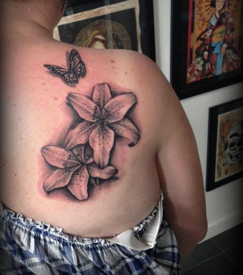 Blumen schmetterling oberarm tattoo Beste Oberarm